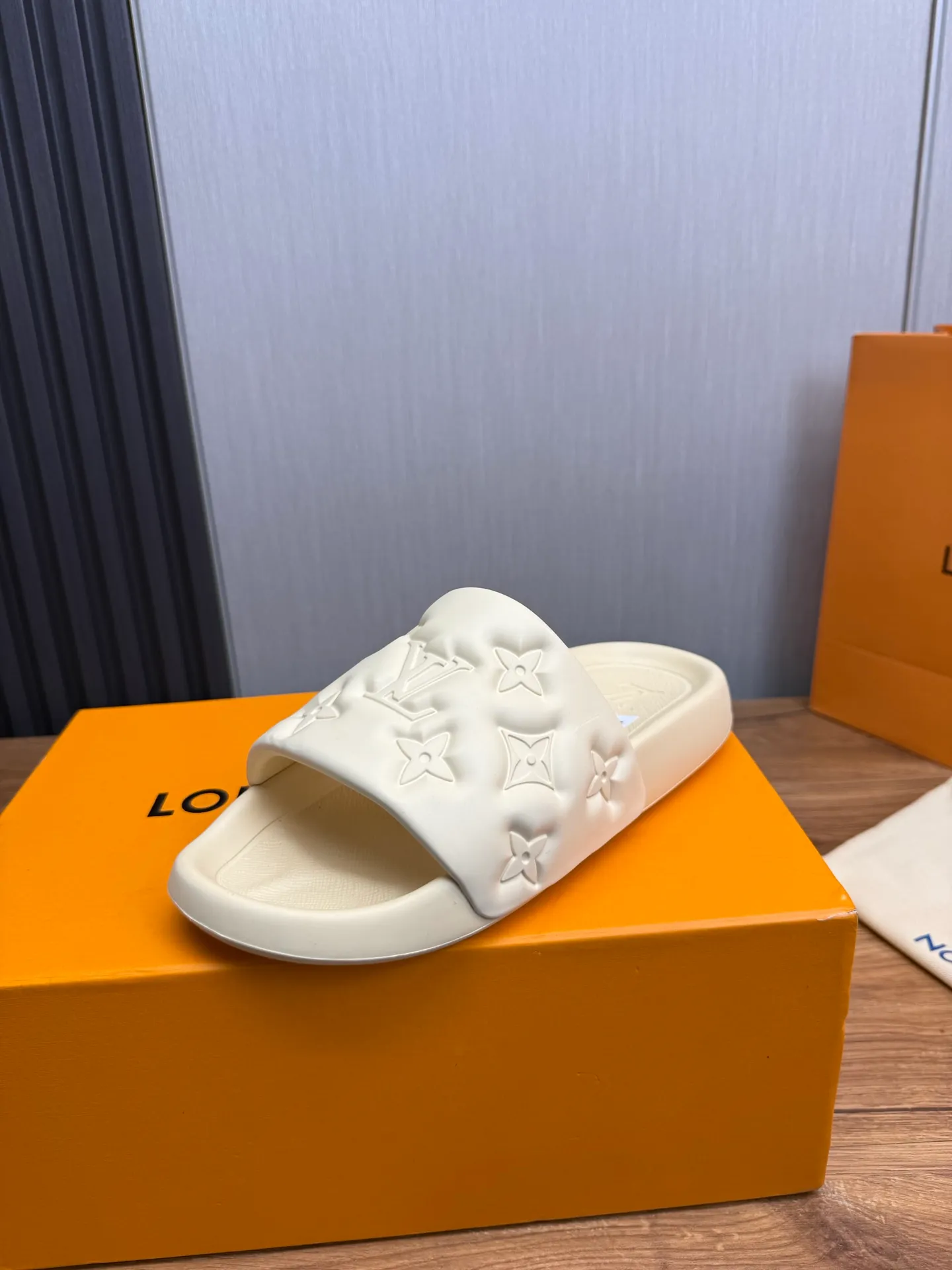 Men's shoes 💰260💰 ▪️LV's popular Little Red Book popular slippers hot sale: 1 shipment✅ Super textured and comfortable slippers, original TPU outsole. Authentic counter box drawer box packaging 🎁Size 38-45